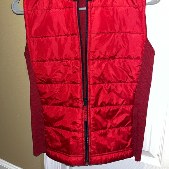 Women’s Vintage Tommy Hilfiger Red Quilted Puffer Vest - Picture 4 of 8